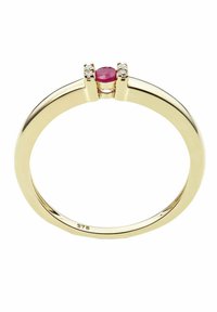 Anello d'oro con una pietra rotonda centrale rosa, affiancata da due pietre chiare. La fascia è liscia con una finitura lucida. Timbro "375" all'interno.