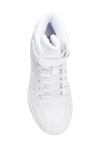 Zapatilla alta blanca de cuero suave. Presenta una puntera texturizada, cordones, un cuello acolchado y una suela de goma plana con sutiles detalles de costura.