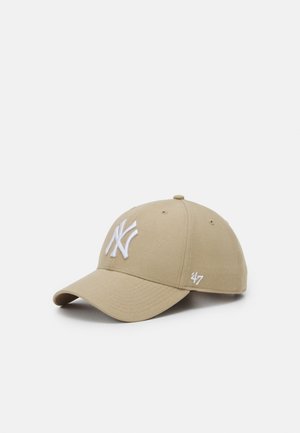 Boné bege feito de sarja de algodão. Apresenta um logótipo bordado dos New York Yankees em branco e o emblema "47" na lateral.