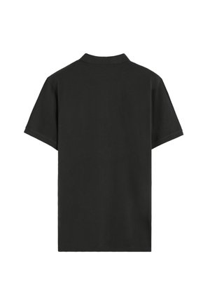 Camisa polo negra de algodón, con cuello clásico y mangas cortas, de textura suave y diseño minimalista.