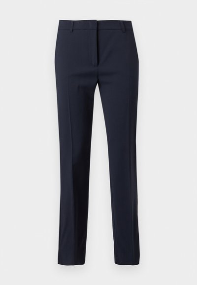Μπλε σκούρο, κομψό παντελόνι με ίσια γραμμή, θηλιές για ζώνη και μπροστινό φερμουάρ σε λευκό φόντο.
