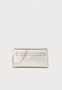Portafoglio argentato metallico con finitura testurizzata, dotato di una tracolla a catena, una chiusura sicura e un design orizzontale dal look elegante e minimalista.