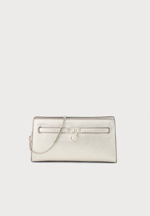 Portafoglio argentato metallico con finitura testurizzata, dotato di una tracolla a catena, una chiusura sicura e un design orizzontale dal look elegante e minimalista.