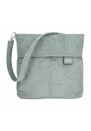 Petite pochette poignet en velours côtelé bleu clair avec rabat supérieur et bandoulière amovible, avec une petite étiquette logo "zwei".
