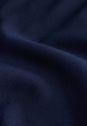 Tela azul marino con una textura suave y ligeramente brillante, mostrando pliegues delicados que realzan su profundidad y riqueza.