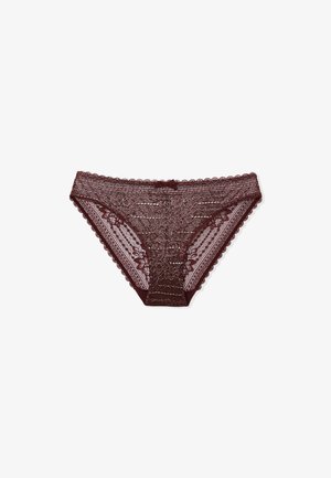 Panties de encaje burdeos con patrones florales, bordes ondulados y un detalle de lazo de satén en la parte delantera. Material suave y semitransparente con un diseño intrincado.