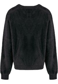 Suéter negro y esponjoso con un escote redondo, mangas largas y puños de canalé. Textura suave con un color sólido, sin patrones ni acentos.