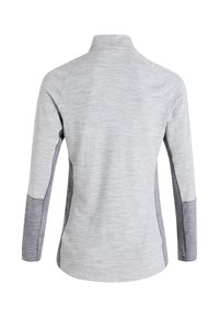 Maglia grigia a maniche lunghe con colletto alto, tessuto testurizzato e pannello laterale di un grigio più scuro con cuciture a vista.
