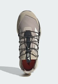 Adidas Terrex VOYAGER 21 TRAVEL - Sapatos de caminhada - beige/wonder white/semi impact orange