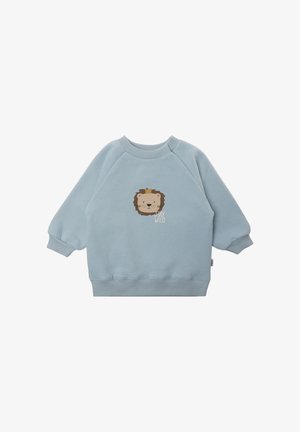 Helles blaues Sweatshirt aus weichem Baumwollstoff. Mit einem Löwengrafik, die eine Krone trägt, und dem Text "Stay Wild". Mit gerippten Bündchen und Saum.