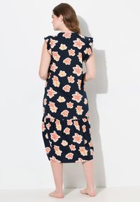 Abito floreale in tessuto blu navy con fiori rosa e arancioni, maniche corte increspate, fondo a strati e vestibilità rilassata.