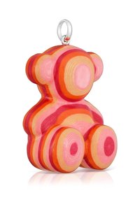 Ciondolo colorato in legno a forma di orso con cerchi concentrici in tonalità di rosa, arancione e rosso. Texture liscia e anello argentato per l'attacco.
