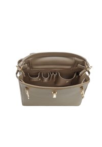 Bolso de mano de cuero color topo con múltiples compartimentos internos y herrajes en tono dorado, mostrado abierto desde arriba sobre fondo blanco.