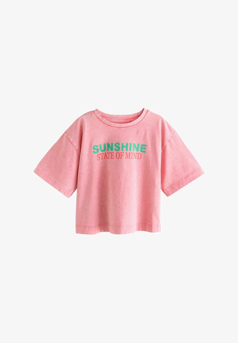 Różowy krótki t-shirt z krótkim rękawem z zielonym i pomarańczowym napisem "SUNSHINE STATE OF MIND" na białym tle.