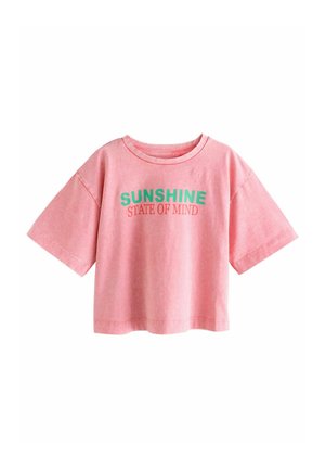 Růžové bavlněné tričko s volným střihem, krátkými rukávy, kulatým výstřihem a textem "SUNSHINE STATE OF MIND" v zeleném tisku.
