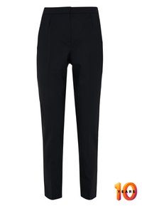 Černé kalhoty na míru, s úzkým střihem, skladbovým předním dílem a hladkou texturou látky. Čisté linie bez viditelného kování.