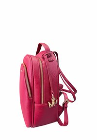 Zaino in pelle rossa con due scomparti con zip, superficie texturizzata, spallacci regolabili e un portachiavi con accento dorato con "MG" attaccato.