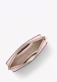 Lukket pung i blødt pink læder med en kontrastfarvet mørkere kant, der har en glat indre foring og flere kortlommer.