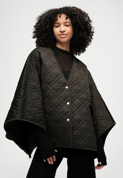 Πουκαμίσα με επένδυση σε σκούρο καφέ νάιλον, με σχέδιο σε σχήμα V, ασημένια κουμπιά με κλίπ και φαρδιά μανίκια. Με ανάγλυφο σχέδιο διαμαντιών σε όλη την επιφάνεια.