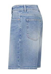 Gonna di denim azzurro chiaro con tasche posteriori, passanti per cintura e dettagli cuciti, mostrata di profilo su sfondo bianco.