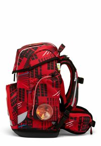 Zaino rosso con un motivo geometrico nero, dotato di più scomparti, una patch circolare con logo e dettagli riflettenti per una maggiore visibilità.