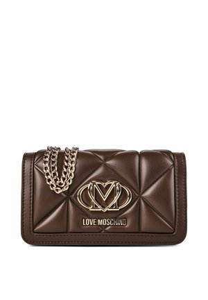 Braune gesteppte Lederbrieftasche mit goldener Kettenriemen und goldenem Love Moschino Logo auf der Vorderseite.