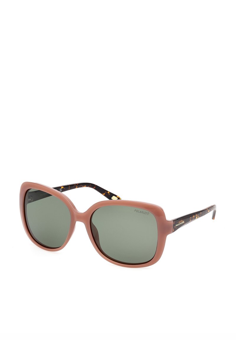 Gafas de sol de marco de plástico marrón con lentes verdes de gran tamaño. Las varillas presentan un patrón de carey y acentos dorados. Incluyen lentes polarizados.