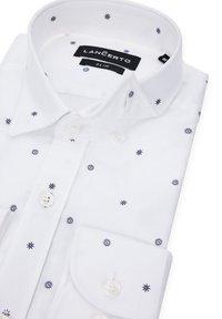 Biała koszula z granatowymi wzorami w kształcie gwiazdek, z kołnierzykiem zapinanym na guziki i z przodem zapinanym na guziki. Slim fit z gładką teksturą.