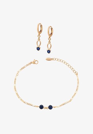 Arany karika fülbevalók hurokkal és kék gyöngy díszekkel, hozzá illő, finom arany lánc karkötő két kék gyönggyel.