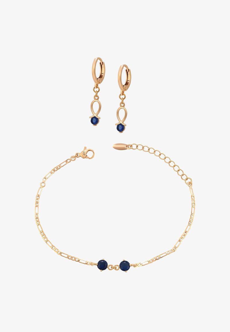 Złote kolczyki koła z zawieszkami w postaci pętli i niebieskich koralików, zestawione z delikatną złotą bransoletką z dwoma niebieskimi koralikami.