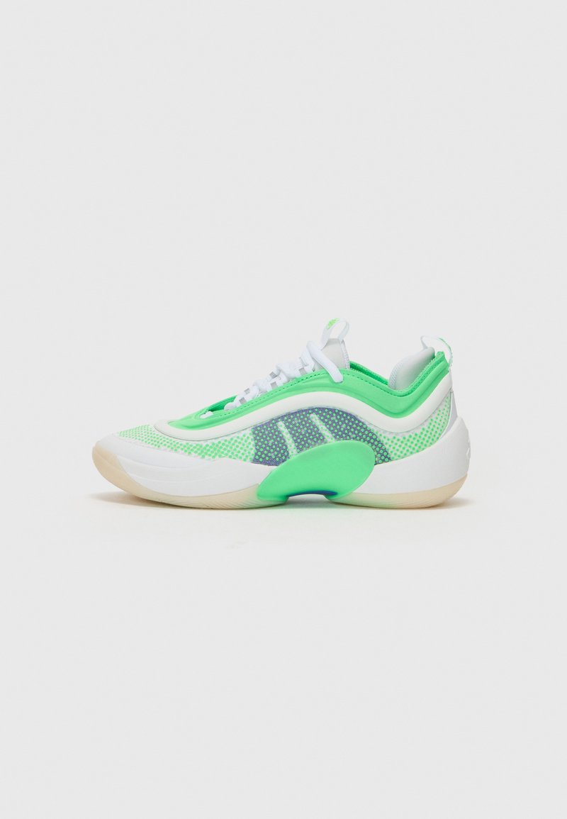 Scarpa da ginnastica verde lime e bianca con tomaia in rete, colletto imbottito e tacco rotondo. Presenta una texture a motivi e lacci.