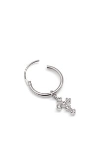 Silberner Creolenohrring mit einem Kreuzanhänger. Das Kreuz hat kleine, klare Edelsteine als Akzente und eine polierte Metalloberfläche. Einfaches Design.