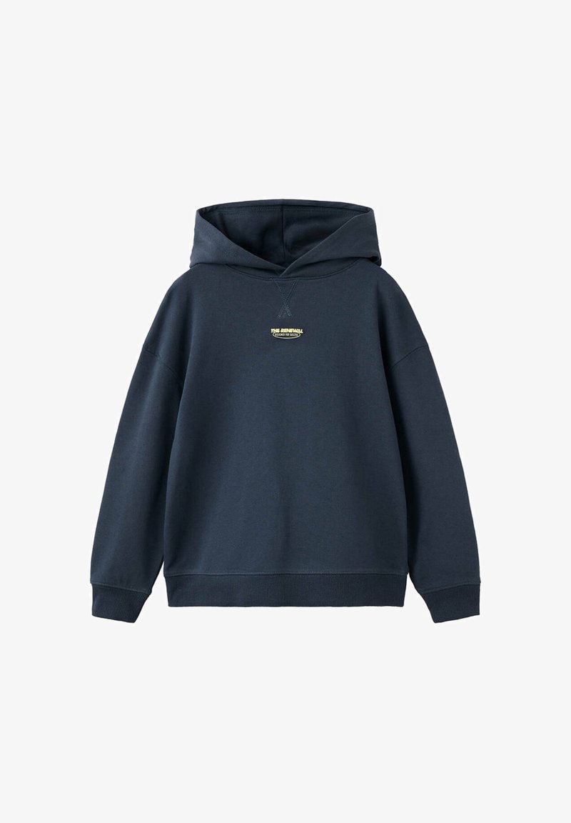 Sweat à capuche bleu marine avec manches longues et petit logo texte doré indiquant « "The Renewal" » centré sur la poitrine.