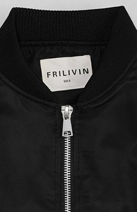 Blouson noir avec un col côtelé, fermeture éclair argentée et étiquette en tissu indiquant "FRILIVIN, TAILLE S". Matériau lisse et brillant.