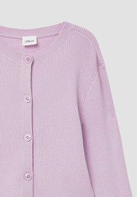 Lichtpaarse geribde cardigan met een ronde halslijn, voorzien van zes bijpassende knopen aan de voorkant en iets loszittende mouwen.