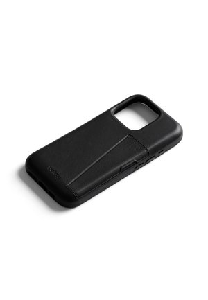 Coque de smartphone noire avec support intégré incliné, surface texturée et découpes pour la caméra et les boutons, présentée sur fond blanc.