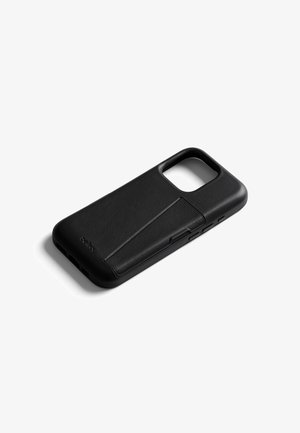 Custodia per smartphone nera con supporto angolato integrato, superficie testurizzata e ritagli per fotocamera e pulsanti, mostrata su sfondo bianco.