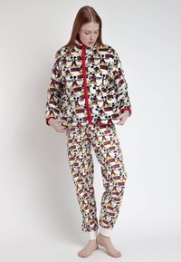 Completo pigiama imbottito con stampa di Mickey Mouse su tutta la superficie. Giacca con dettagli rossi e colletto alto; pantaloni con polsini elasticizzati. Sfondo bianco.