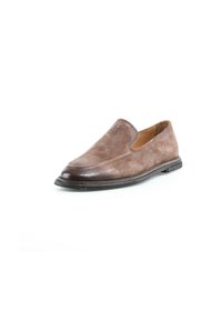 Chaussure en daim marron sans lacets avec bout arrondi et semelle noire, présentant un logo discret sur l'avant supérieur.