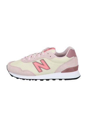 Zapatilla New Balance en rosa claro y crema con logo "N" rosa, mediasuela blanca y suela exterior texturizada negra, vista de perfil.