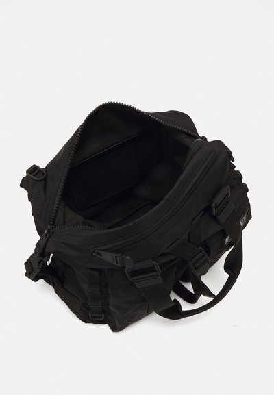 Rucsac din țesătură neagră, cu partea de sus deschisă, având fermoare, bretele ajustabile și buzunare interioare. Suprafață texturată cu un branding minim.