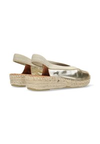 Metalliek gouden espadrilleschoenen met beige textielbandjes. Natuurlijk jute touw detail rond de zool. Instapontwerp met een zachte textuur.