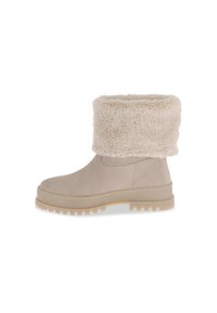 Botas de tobillo beige con un puño de aspecto peludo y suave, hechas de material de ante, que cuentan con una suela gruesa con un patrón texturizado y rugoso para mayor agarre.