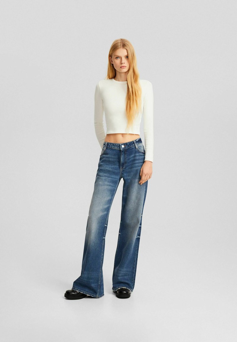 Bershka Flared Jeans lichtblauw
