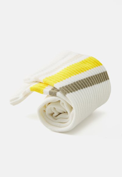 Baumwollsocken, gerollt mit weißem Grund und horizontalen Streifen in Gelb, Hellbraun und Dunkelbraun. Struktur mit Rippenmuster über die gesamte Socke.