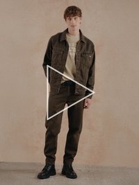 Tumepruun teksajope, beež t-särk tekstiga, tumepruunid püksid, mustad saapad. Siidine tekstuur, klassikaline disain nuppude ja taskutega.