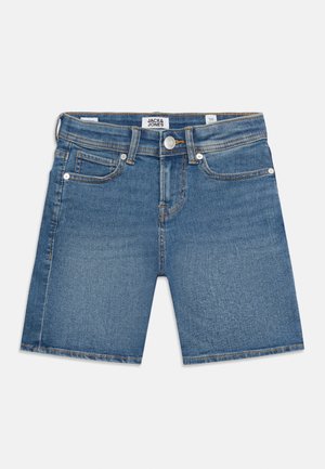 Blå denimshorts med knap foran, lynlås, bæltestropper og fem lommer, lagt fladt ud med synligt mærke på taljebåndet.