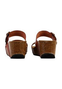 Bruine leren sleehak sandalen met een kurken zool, voorzien van twee verstelbare banden en een ronde achterzijde, met een gestructureerde afwerking.