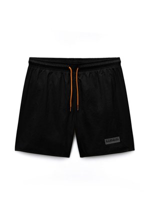 Bañador corto negro para hombre con cordones naranjas y un pequeño parche rectangular con el logo en la parte inferior izquierda de la pierna.