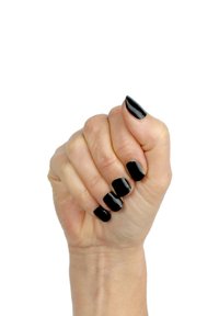 Zwarte nagellak bedekt netjes gevormde nagels op een hand die in een vuist is gehouden. De huidtint is licht met zichtbaar textuur en plooien.